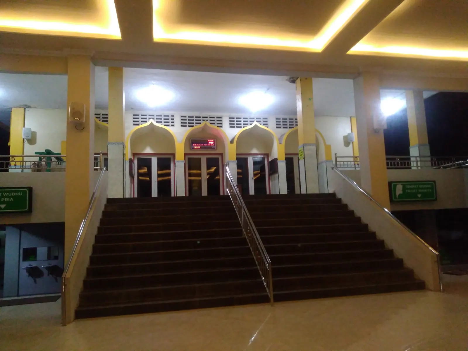 Ruang dalam masjid
